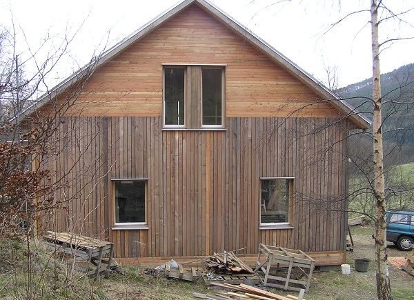 Вертикальная установка бруса при строительстве деревянного дома