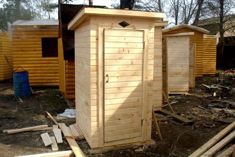 Как Построить Деревянный Туалет для Дачи — Выгребные и Выдвижные Варианты: 3 комментария